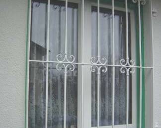 Fenster mit Gitter als Einbruchschutz
