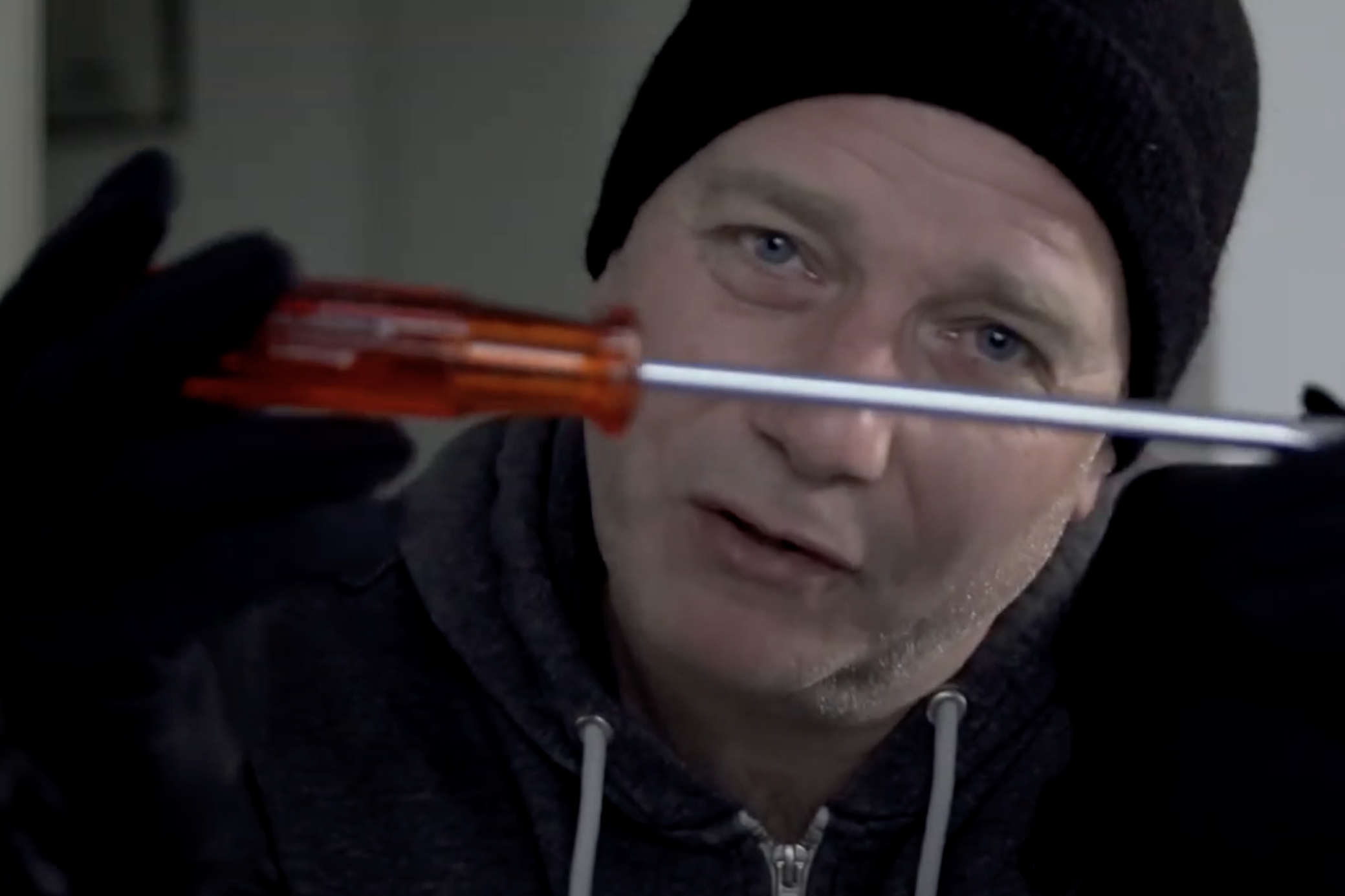 Einbrecher aus dem Introgarde Film mit Schraubenzier