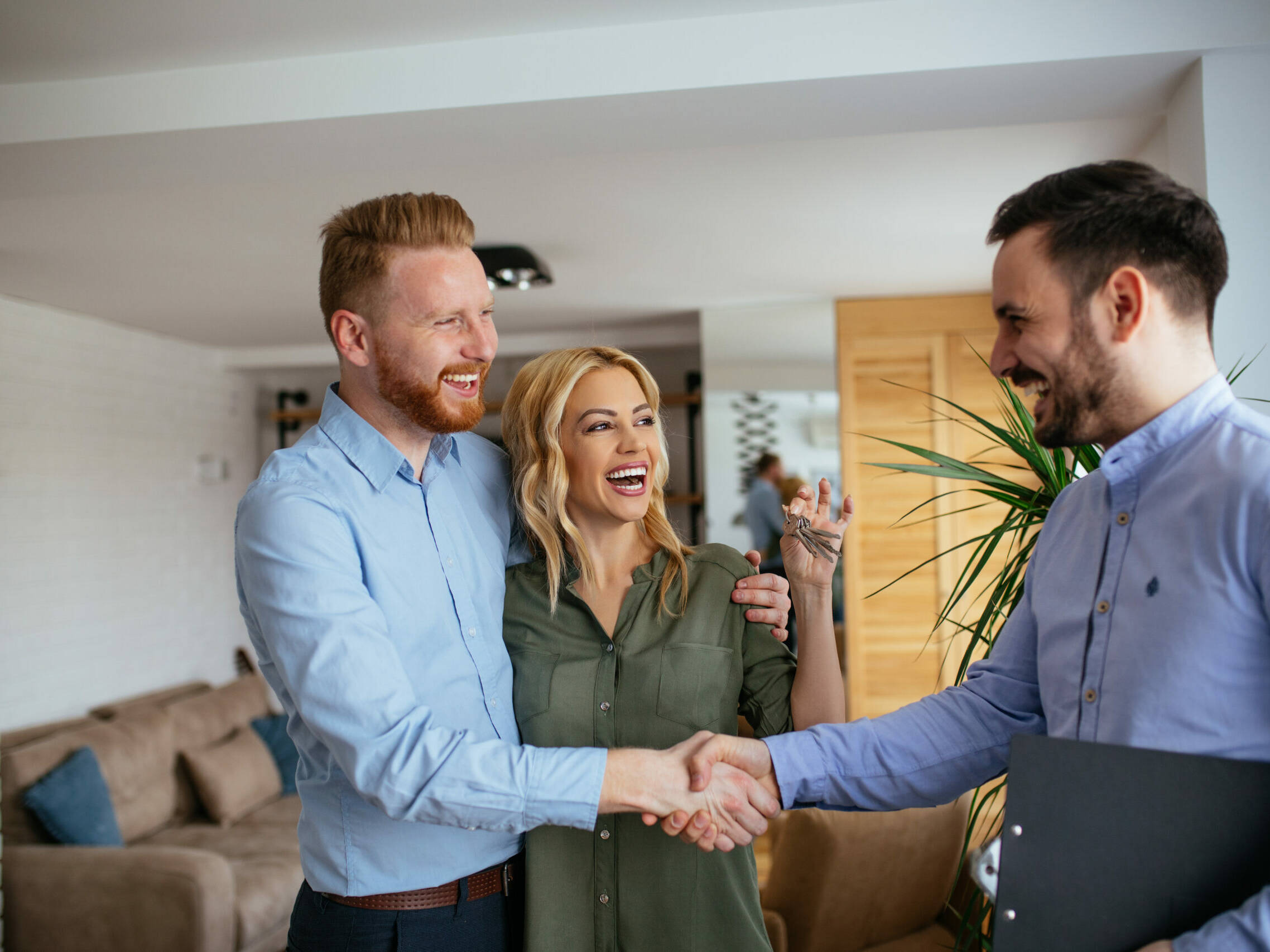 Drei Personen in bei der Verabschiedung nach einem Beratungsgespräch