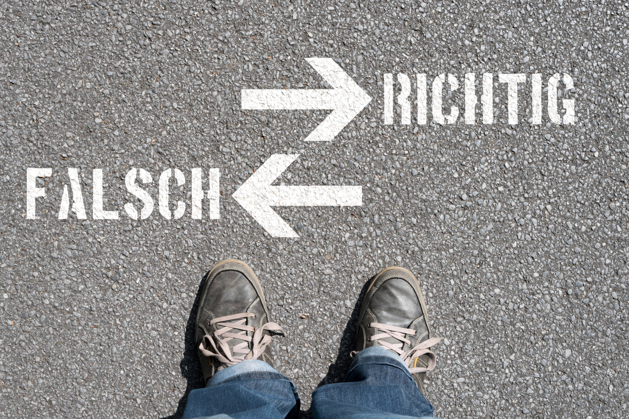 Bodenmarkierung mit Richtig und Falsch